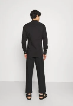 Pier One Muscle Fit Stand- Overhemd - Black -Pier One Algemene Winkel Voor Herenmode 0baebc4f5c6545e38aaa3b4f90cebbda