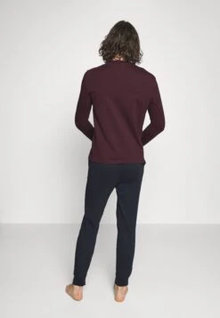 Pier One Pyjama -Dark Blue/Bordeaux 8 Pier One Pyjama -Dark Blue/Bordeaux -Pier One Algemene Winkel Voor Herenmode 34a871e63fd34211ac4e777f2698adc7