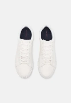 Pier One Unisex - Sneakers Laag - White 9 Pier One Unisex - Sneakers Laag - White -Pier One Algemene Winkel Voor Herenmode 3747494760f54e24afa52bab7dfce4dd