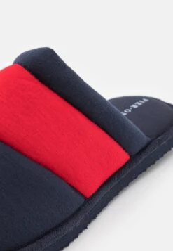 Pier One Unisex - Pantoffels - Dark Blue/Red 11 Pier One Unisex - Pantoffels - Dark Blue/Red -Pier One Algemene Winkel Voor Herenmode 3873ff5ffc164a00938853720f513c10