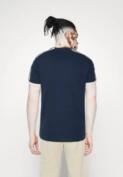 Pier One T-Shirt Print - Dark Blue 8 Pier One T-Shirt Print - Dark Blue -Pier One Algemene Winkel Voor Herenmode 3a9a1ea13c6e4c38835579a40ff03403