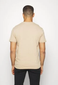 Pier One 3 Pack - T-Shirt Basic - Khaki/Tan/Dark Blue 10 Pier One 3 Pack - T-Shirt Basic - Khaki/Tan/Dark Blue -Pier One Algemene Winkel Voor Herenmode 4791eff63e034d17860691ffbf9cb972