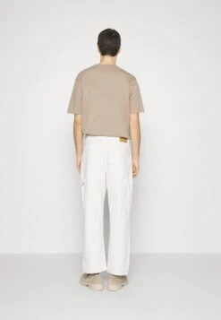 Pier One Carpenter Colored Twill- Straight Leg Jeans - Off-White -Pier One Algemene Winkel Voor Herenmode 4fab3a7ad84e43dfa273cbbbc4f63ebc