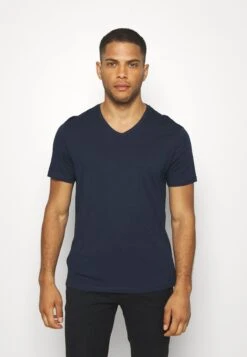 Pier One 3 Pack - T-Shirt Basic - Khaki/Tan/Dark Blue 12 Pier One 3 Pack - T-Shirt Basic - Khaki/Tan/Dark Blue -Pier One Algemene Winkel Voor Herenmode 61b679ddf2ed4cda8bf2c9c2d0e3e185