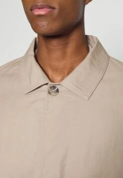 Pier One Commuter Coat- Halflange Jas - Tan -Pier One Algemene Winkel Voor Herenmode 64e4c0abaebf41b497d5537b02c36b22