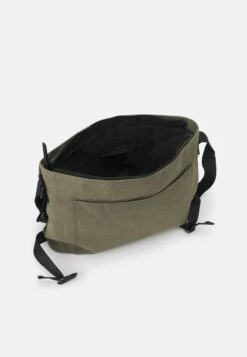 Pier One Schoudertas - Olive 6 Pier One Schoudertas - Olive -Pier One Algemene Winkel Voor Herenmode 6b5d13b45faa494386afbc4720d86dad