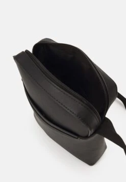 Pier One Schoudertas - Black -Pier One Algemene Winkel Voor Herenmode 8fa71f28a06d49cc87901cdc65bc9dd8