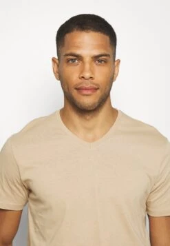 Pier One 3 Pack - T-Shirt Basic - Khaki/Tan/Dark Blue 13 Pier One 3 Pack - T-Shirt Basic - Khaki/Tan/Dark Blue -Pier One Algemene Winkel Voor Herenmode bbffca6578f845cdab35cb6a6e69d608