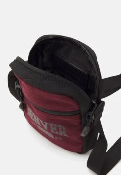 Pier One Schoudertas - Dark Red 6 Pier One Schoudertas - Dark Red -Pier One Algemene Winkel Voor Herenmode bdbcce6e2c2c40959a79faab831c30aa