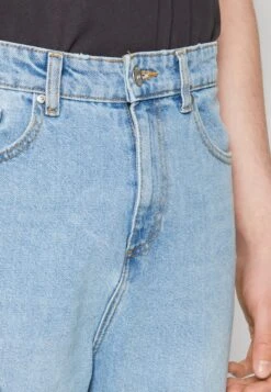 Pier One Distress On Knees - Relaxed Fit Jeans - Light Blue Denim -Pier One Algemene Winkel Voor Herenmode d4085535f709450aa93457a2f893d4eb