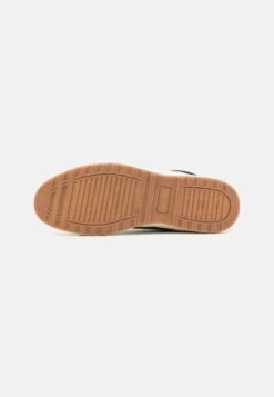 Pier One Sneakers Hoog - Cognac 10 Pier One Sneakers Hoog - Cognac -Pier One Algemene Winkel Voor Herenmode eafa0ed86a51400d8543561b89d4c2c7