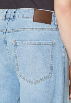 Pier One Distress On Knees - Relaxed Fit Jeans - Light Blue Denim -Pier One Algemene Winkel Voor Herenmode ef0878bf5af4400aa54a42825fa794da